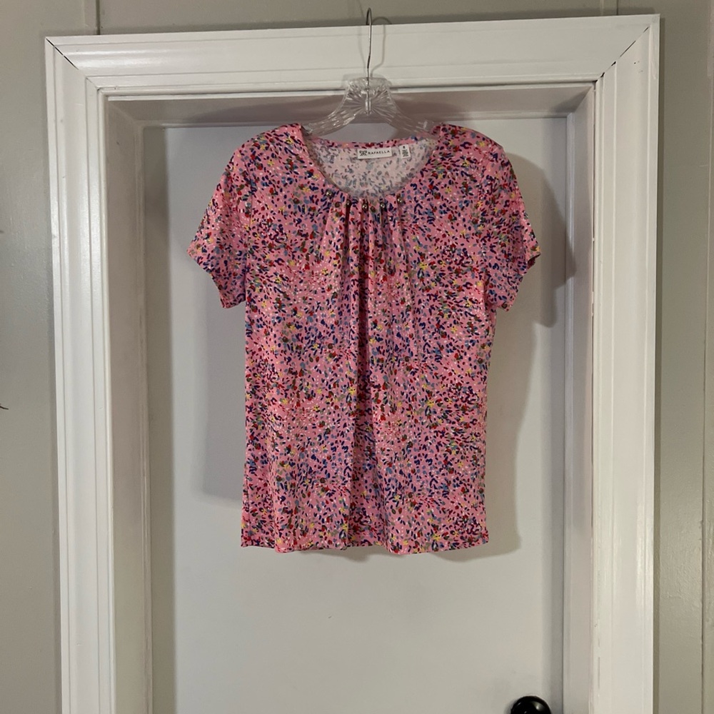 RAFAELLA~PM PINK MILTI PRINT TOP-SHORT SLEEVE TOP.  EUC